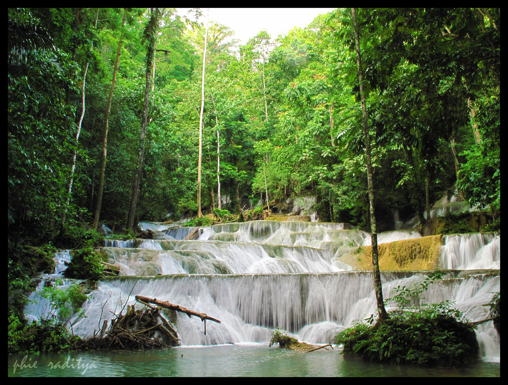 Moramo Waterfall ( La cascade de Moramo )
