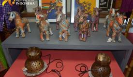images/gallery/souvenir/wood-miniature-in-batik-motif.jpg