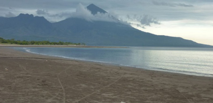 Mbalata-beach,-flores
