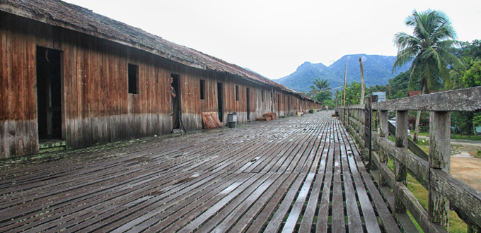west-borneo-longhouse-Rumah-Bertang-kampung-saham