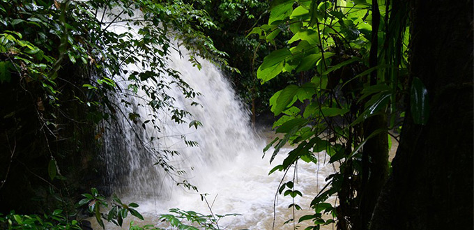 tour-mahakam-river,-Ombau-Asa-waterfall