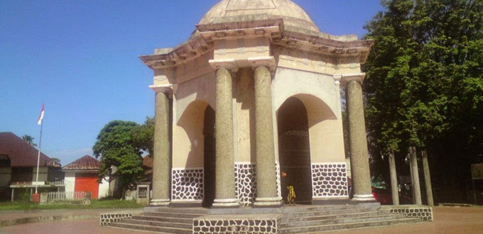 Monumen-Thomas-Parr-bengkulu