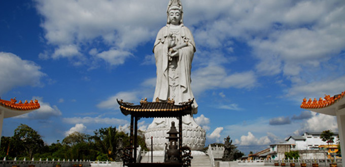 Statue-of-goddes-Kwan-Im-in-sumatera