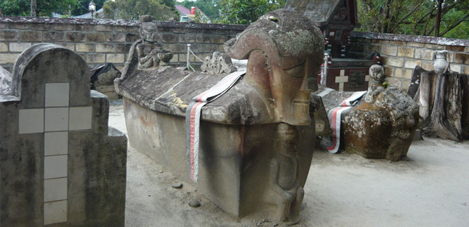 tomb-of-king-Sidabutar-north-sumatra